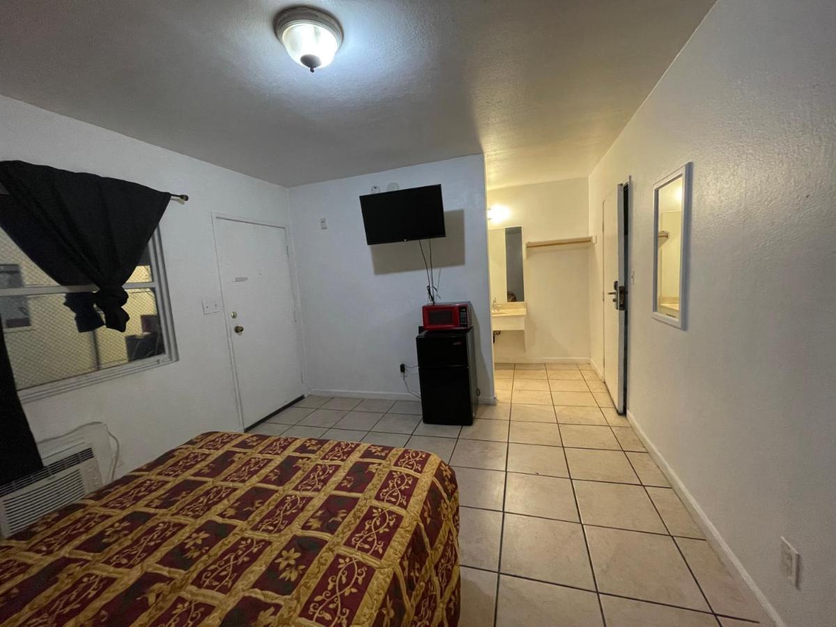 Crown Inn & Suites Spring Valley  Bagian luar foto