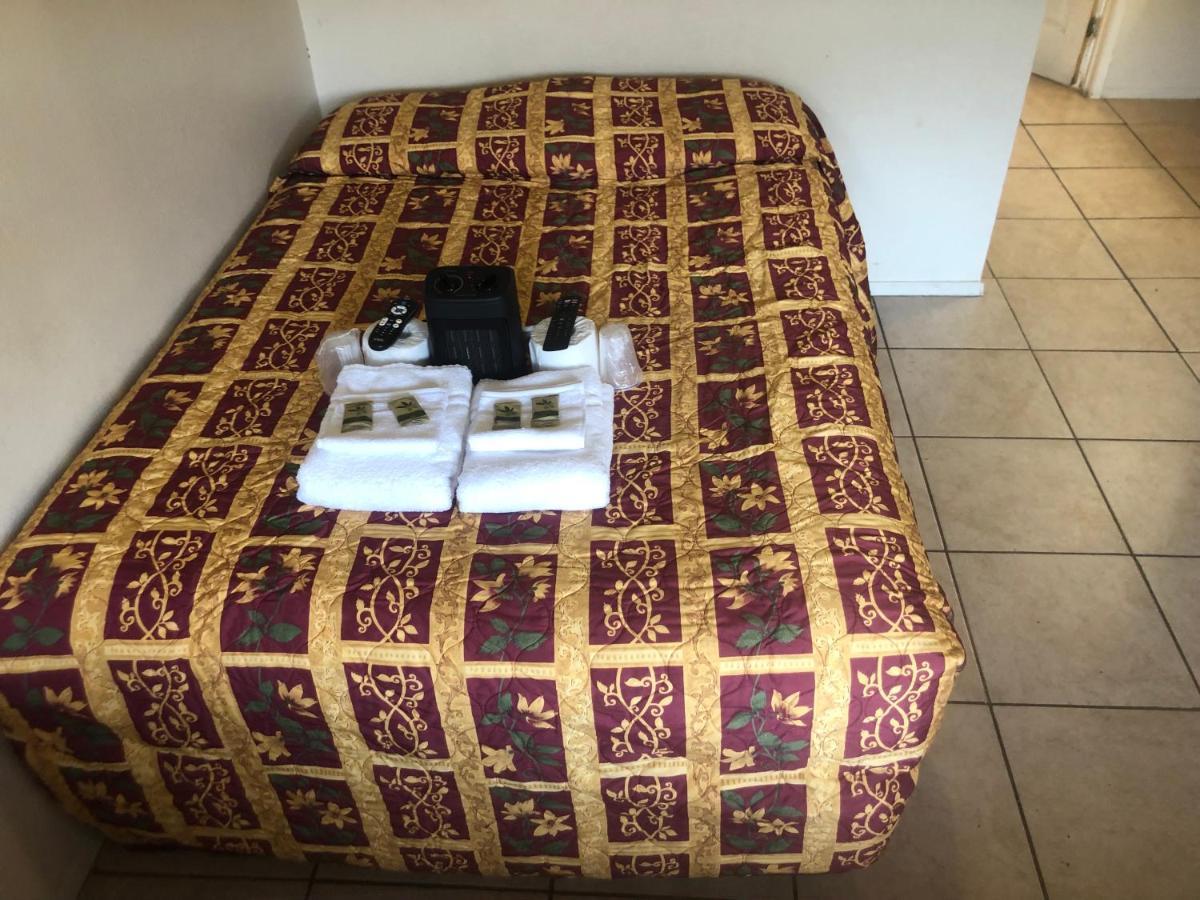 Crown Inn & Suites Spring Valley  Bagian luar foto