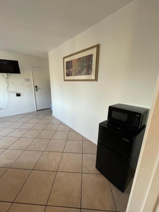 Crown Inn & Suites Spring Valley  Bagian luar foto