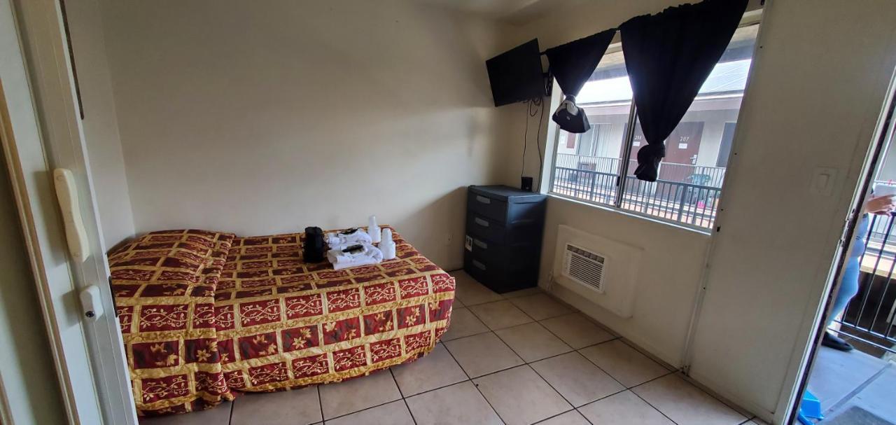 Crown Inn & Suites Spring Valley  Bagian luar foto