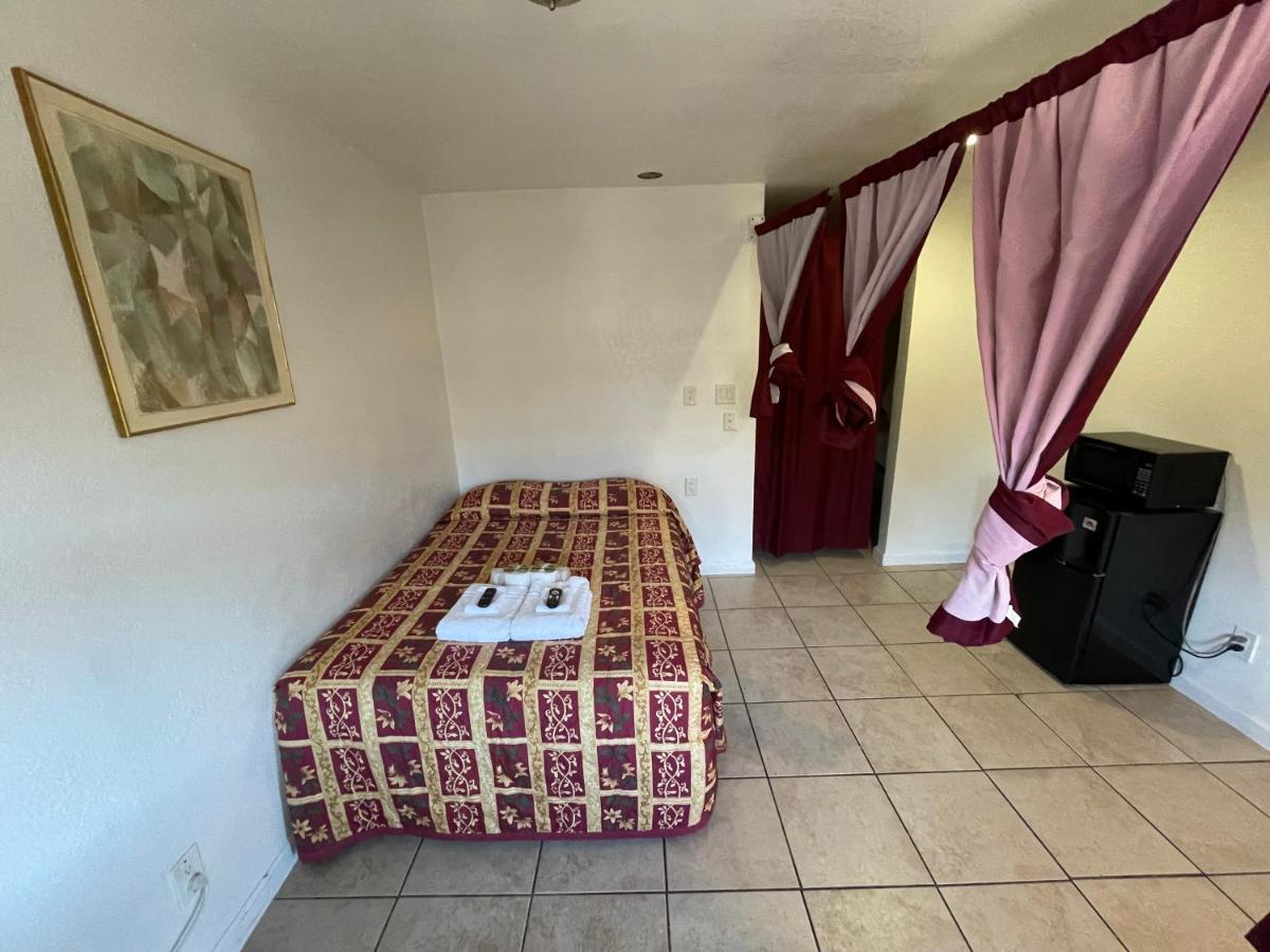 Crown Inn & Suites Spring Valley  Bagian luar foto