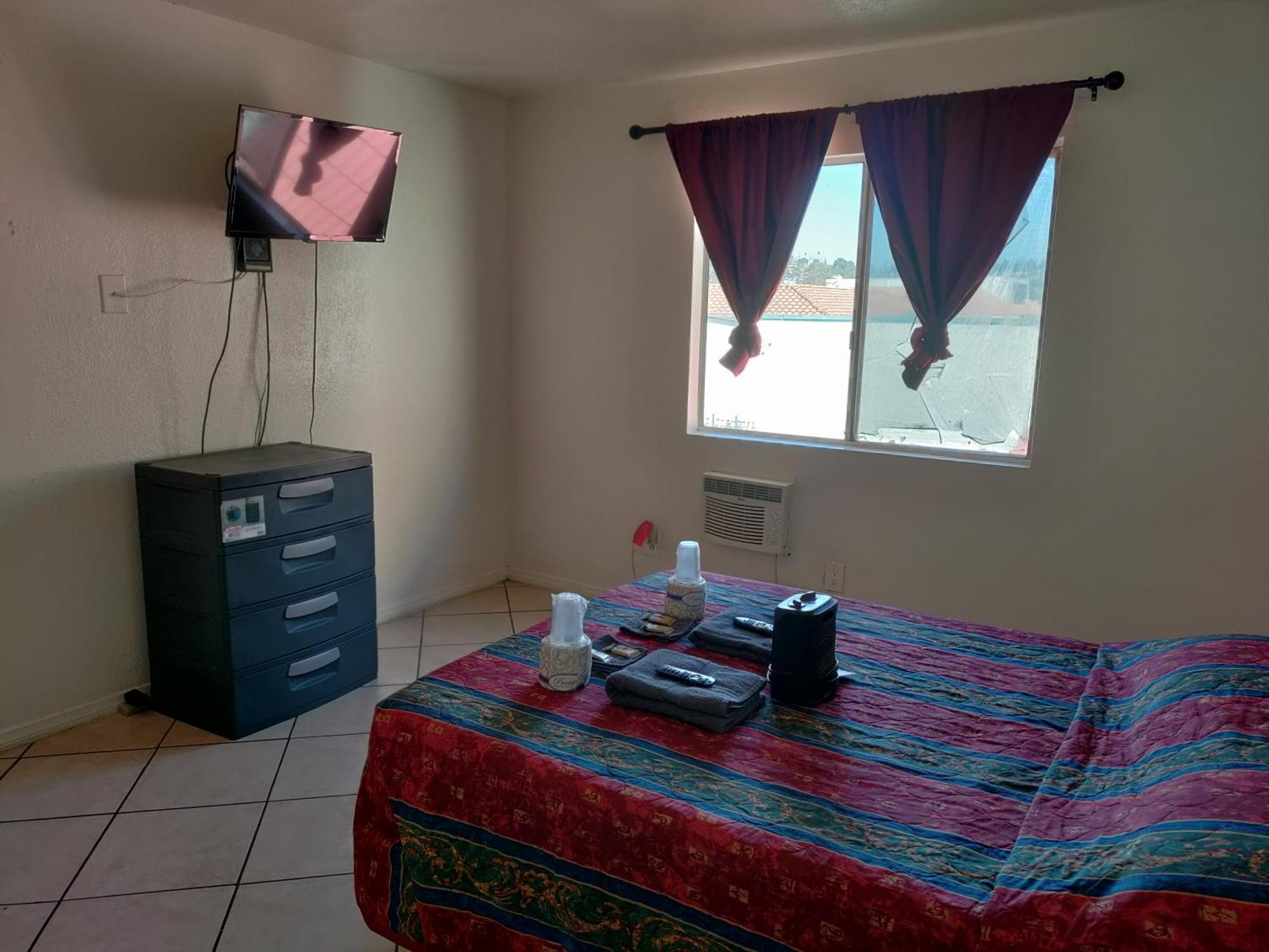 Crown Inn & Suites Spring Valley  Bagian luar foto