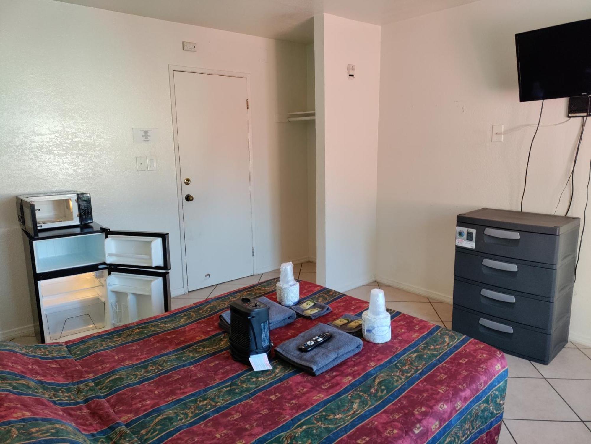 Crown Inn & Suites Spring Valley  Bagian luar foto