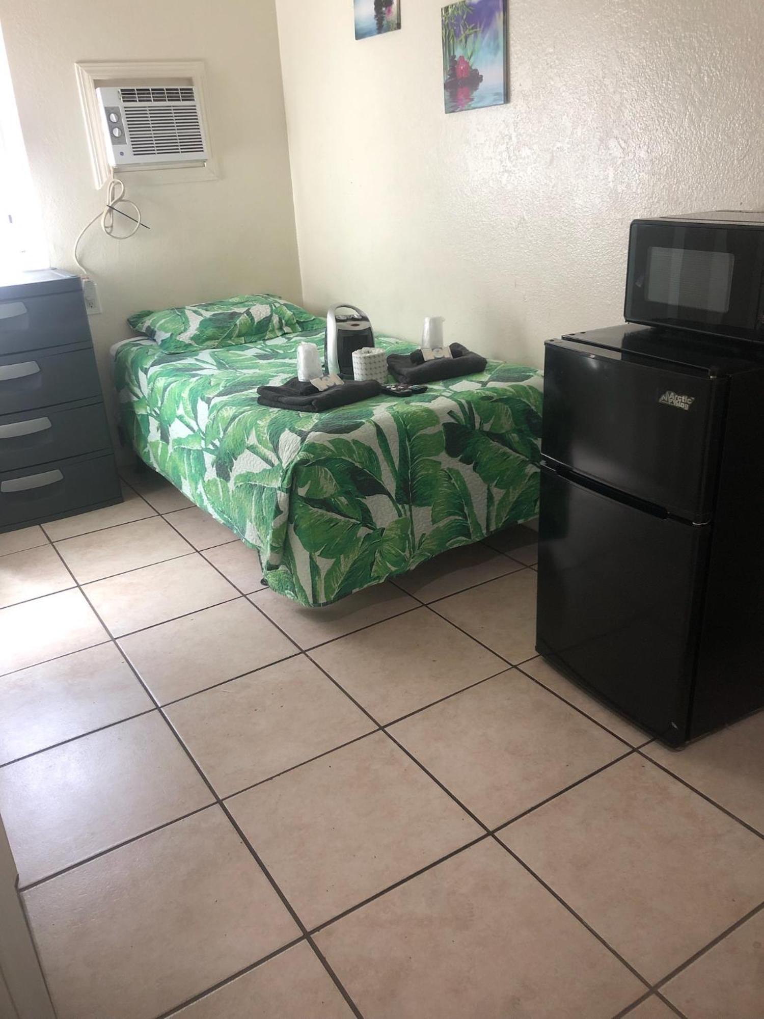 Crown Inn & Suites Spring Valley  Bagian luar foto