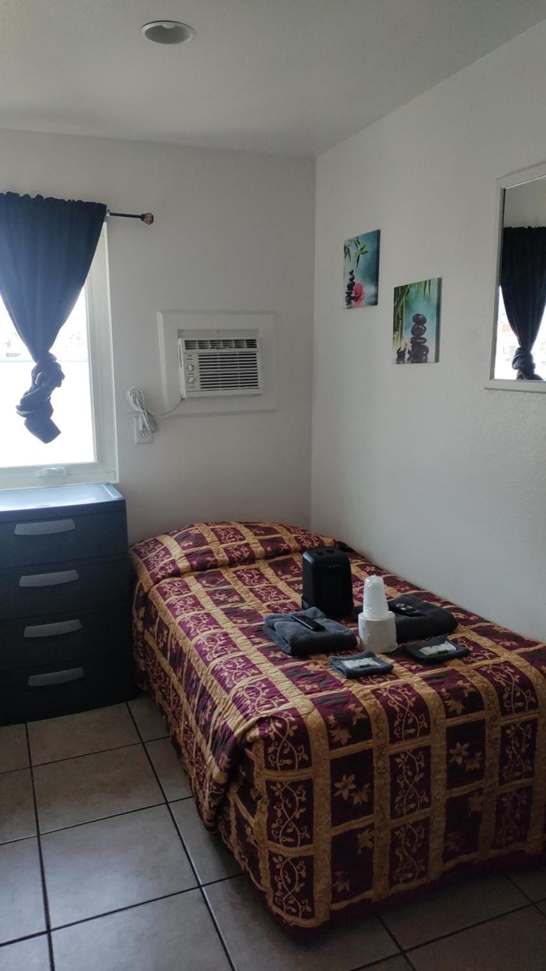 Crown Inn & Suites Spring Valley  Bagian luar foto