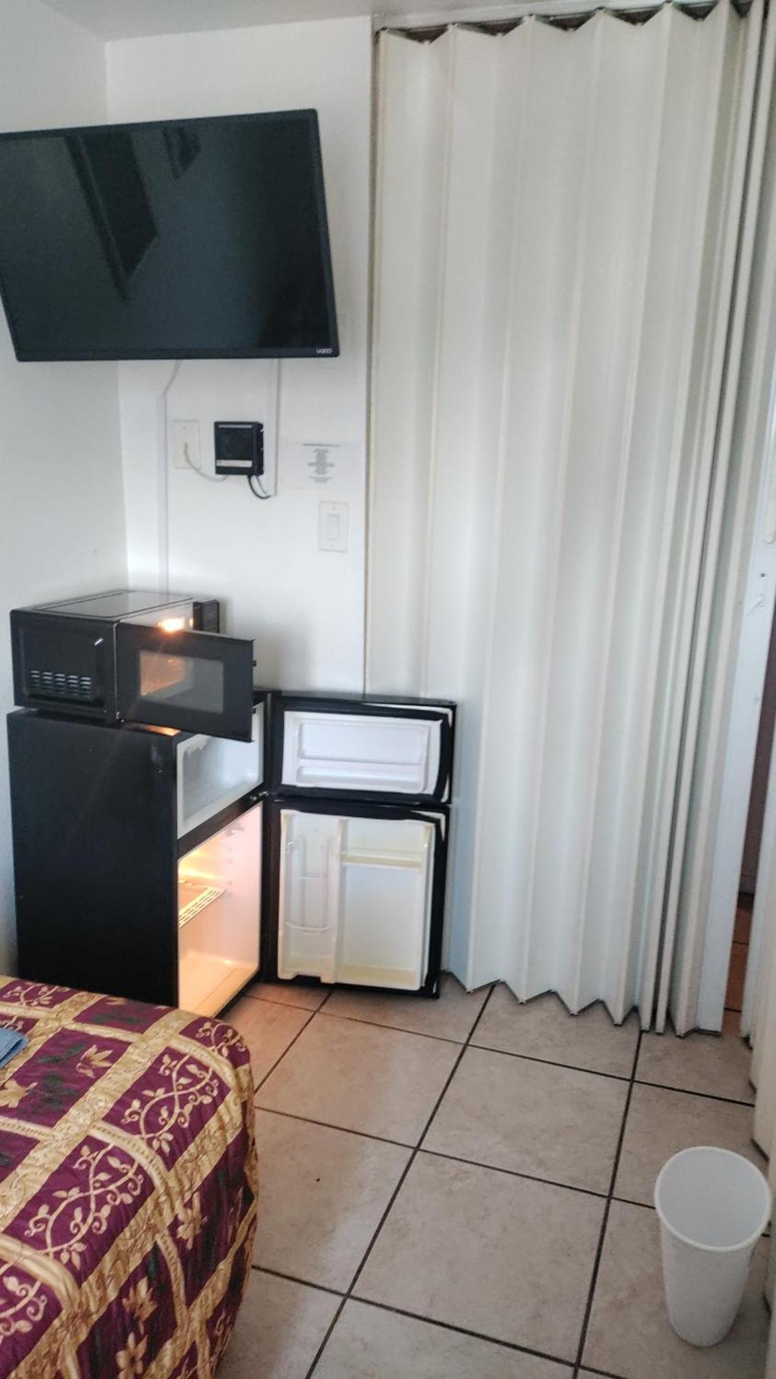 Crown Inn & Suites Spring Valley  Bagian luar foto
